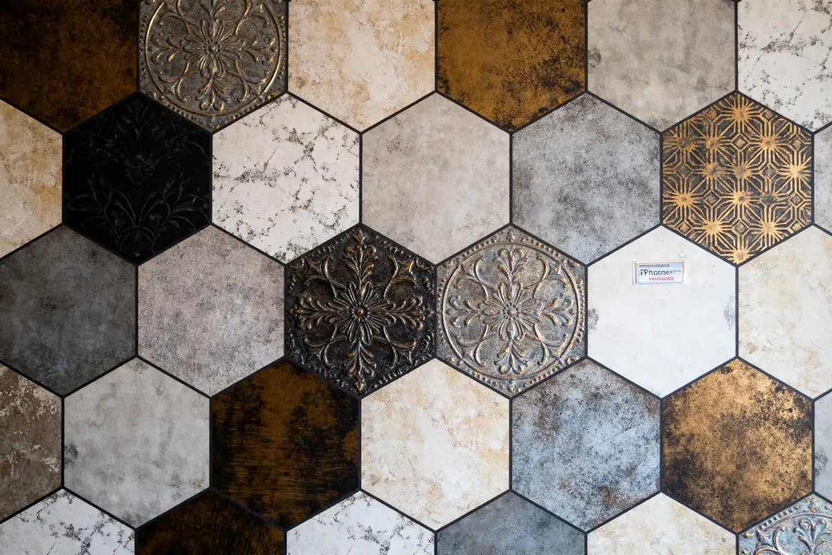 Carreaux hexagonaux variés en motifs et couleurs, avec motifs floraux et textures marbrées.