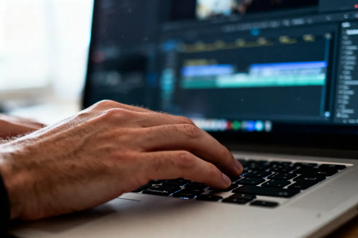 Outil Main sur Premiere Pro : Comment Créer un Effet Écriture ?